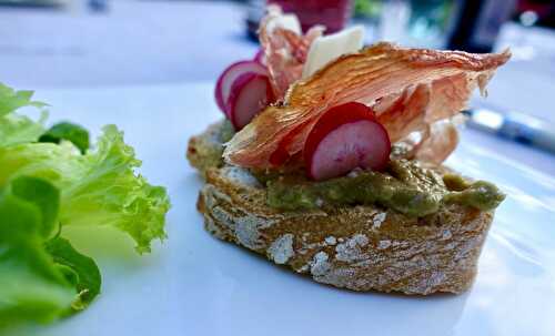 Tartine avocat, radis,speck et parmesan