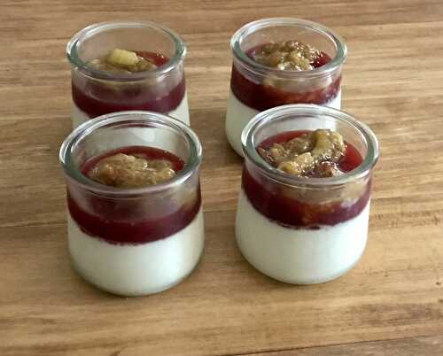 Panacotta, coulis de fraise et compotée de rhubarbe