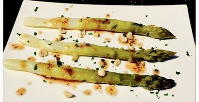 Asperges, vinaigrette au miel et à la noisette