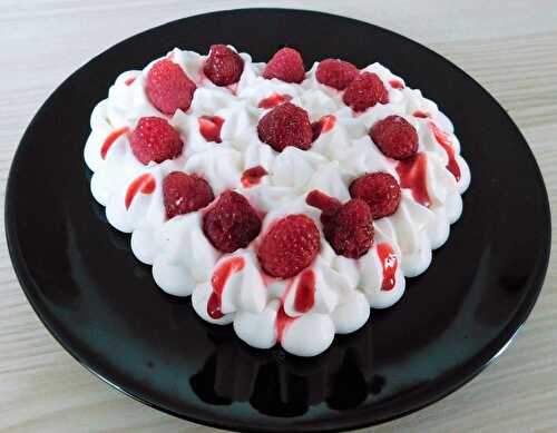 Cœur de Pavlova aux framboises du jardin