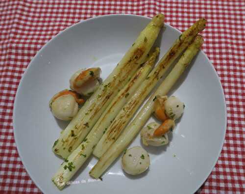 Asperges blanches des Landes et noix de St-Jacques au beurre ail et persil