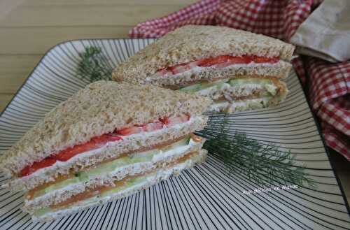 Club sandwich à la truite fumée, concombre et fraises