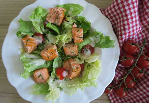 Salade verte aux dés de saumon rôtis