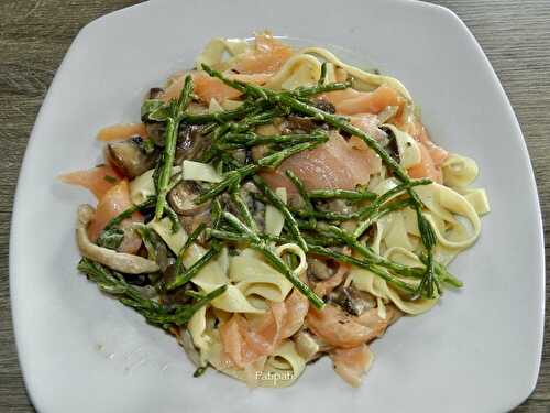 Tagliatelles sauce champignons crème, saumon fumé et salicorne