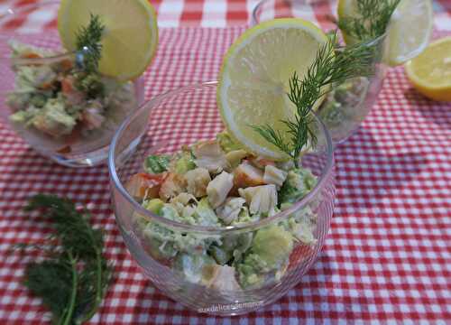 Verrines de crabe à l'avocat, tomates cerise et concombre