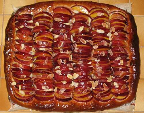 1 recette facile, Tarte briochée aux nectarines et amandes