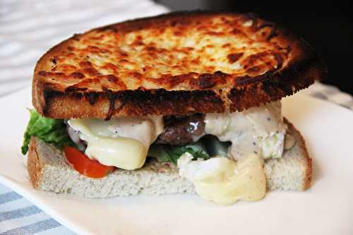 Burger toasté géant au camembert