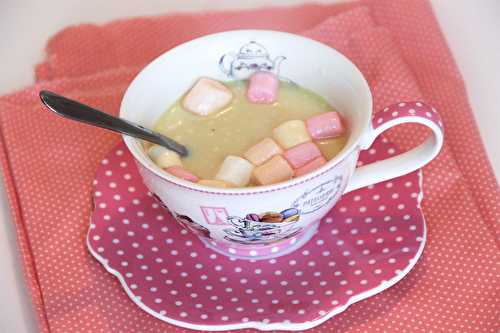 Chocolat blanc chaud aux marschmallows