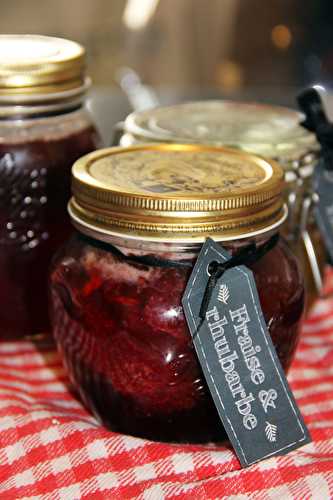 Confiture de rhubarbe et étiquettes pour confitures