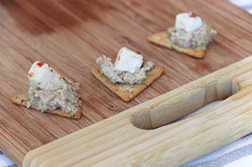 Crackers au caviar d’aubergine et feta