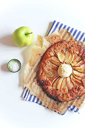 Galette rustique aux pommes caramélisées et fleur de sel