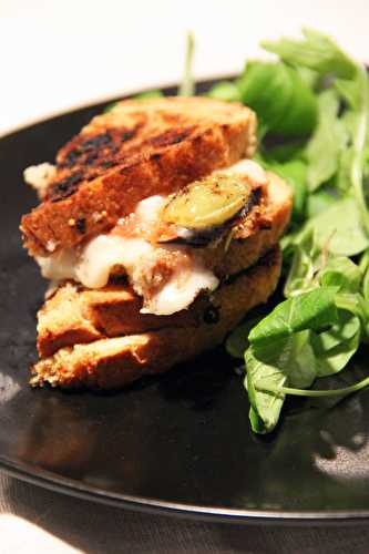 Grilled cheese au fromage de brebis, figue et raisin