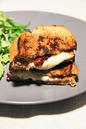 Grilled cheese caprese mozzarella, tomate séchée basilic