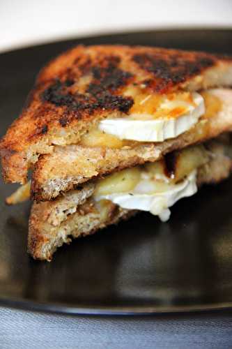 Grilled cheese chèvre pomme miel romarin
