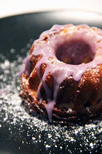 Mini bundt cakes violette, framboise  et chocolat blanc