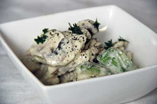 Petite salade de champignons, avocat et sauce à la feta