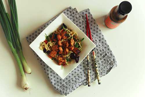 Salade de nouilles ramen au tempeh