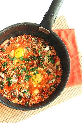 Sorgho aux tomates, œufs et sardines à la poêle