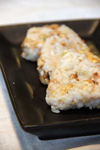 Spécialité du Japon : Onigiri grillé au soja et a l’œuf brouillé