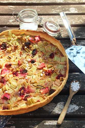 Tarte rhubarbe, framboises et sucre perlé