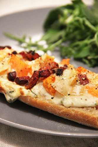 Tartine à la courge muscade, lardons et vieux pané