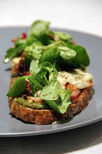 Tartines aux lardons, pesto et mozzarella