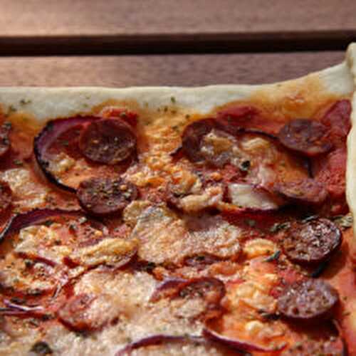 Pizza apéro aux oignons rouges et chorizo