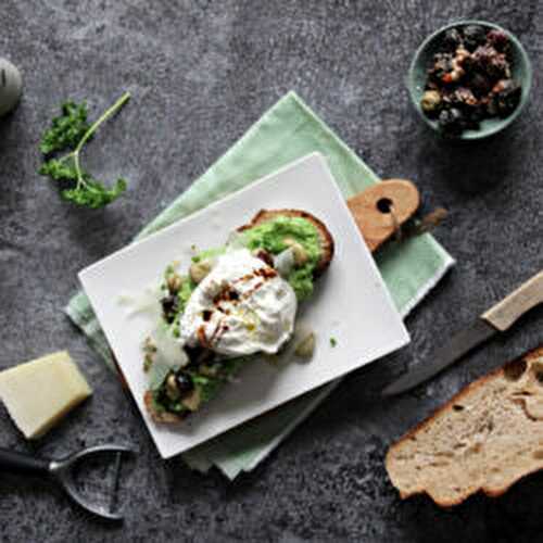 Tartine à la burrata, écrasée de petits pois et fèves, pecorino