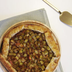 Tarte à la rhubarbe et confiture de fraises