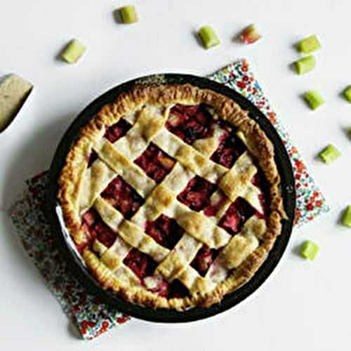 Tourte à la rhubarbe et aux fruits rouges