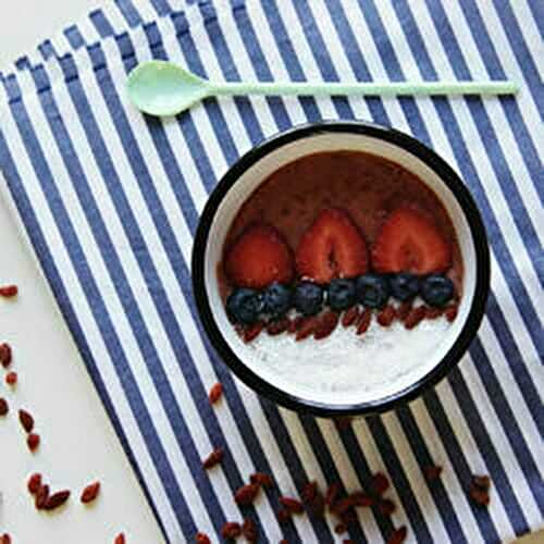 Smoothie bowl noix de coco, fruits rouges et graines de chia