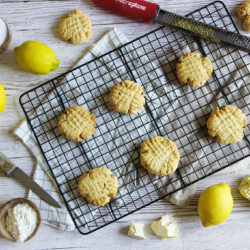 Biscuits à la farine de maïs et citron