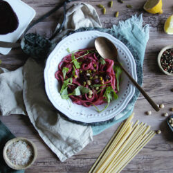 Linguine à la betterave, pois chiches et pistaches