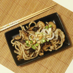 Nouilles udon épicées aux shiitake et noix de cajou