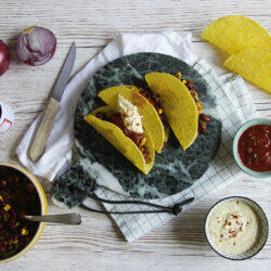 Taco shells au houmous