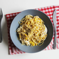 Gratin de spaghetti au maïs, courgettes jaunes et piment fumé