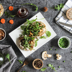 Muffins au chèvre frais, carottes, petits pois et chutney de rhubarbe