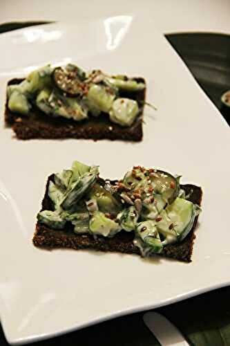 Toasts au concombre et pickles