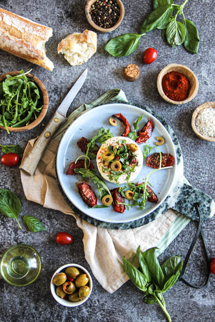 Chèvre frais apéro aux tomates séchées, basilic et olives