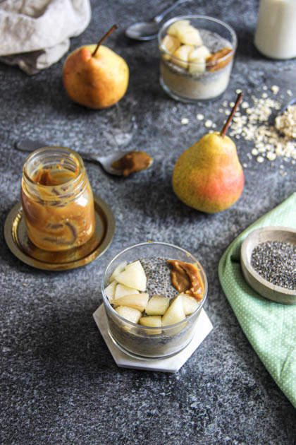 Parfait caramel, poire, flocons d’avoine et graines de chia overnight