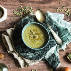 Soupe crémeuse de pois cassés au lait de coco