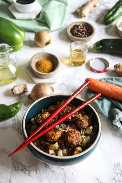 Nouilles aux boulettes et légumes rôtis
