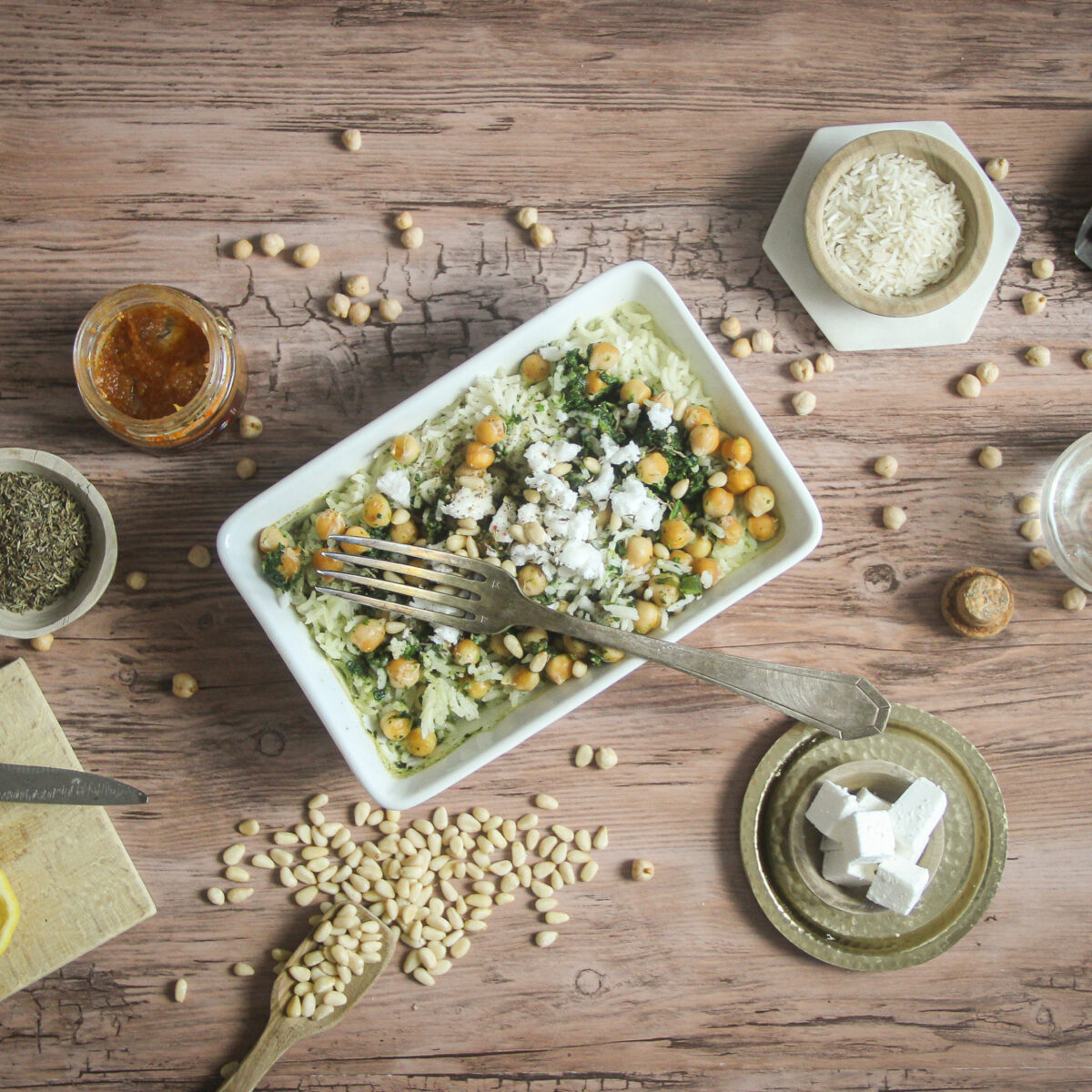 Riz au four, pois chiches aux épinards et feta