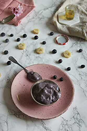 Glace banane et myrtilles
