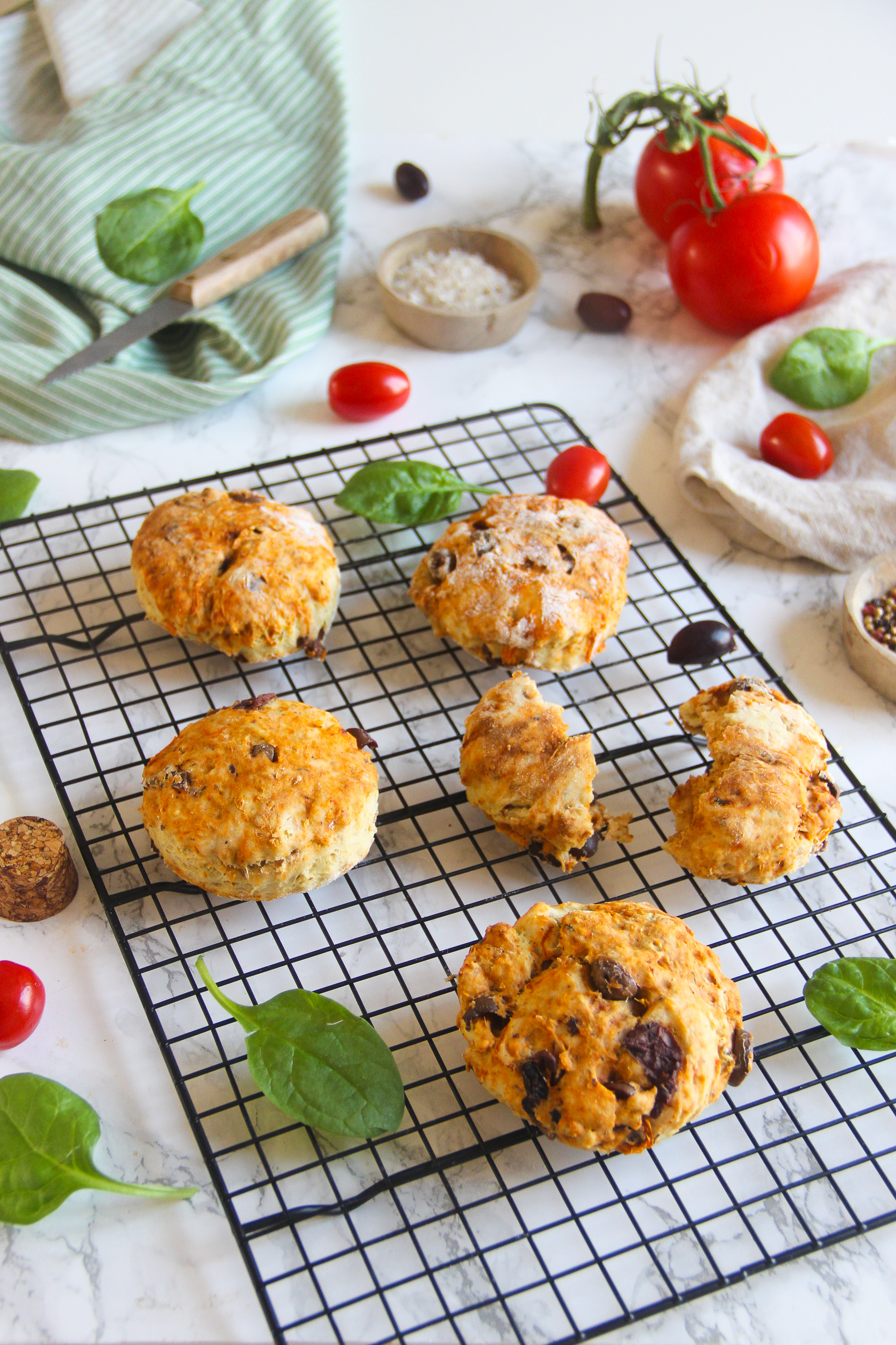 Scones à la tomate confite, olives et origan