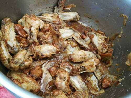 Ailes de poulet sauté aux oignons et au girolles