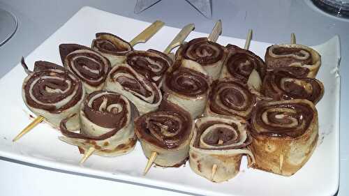 Brochettes de duo de crêpes roulés nature et cacao