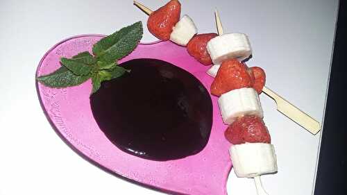 Brochettes de fruits a la sauce au cacao