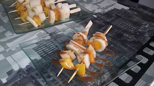 Brochettes de fruits au coulis de caramel