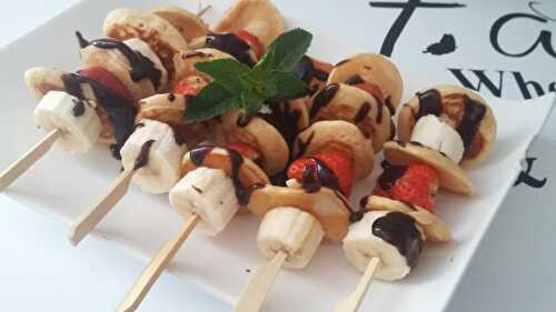 Brochettes de fruits et de pancakes au coulis de chocolat